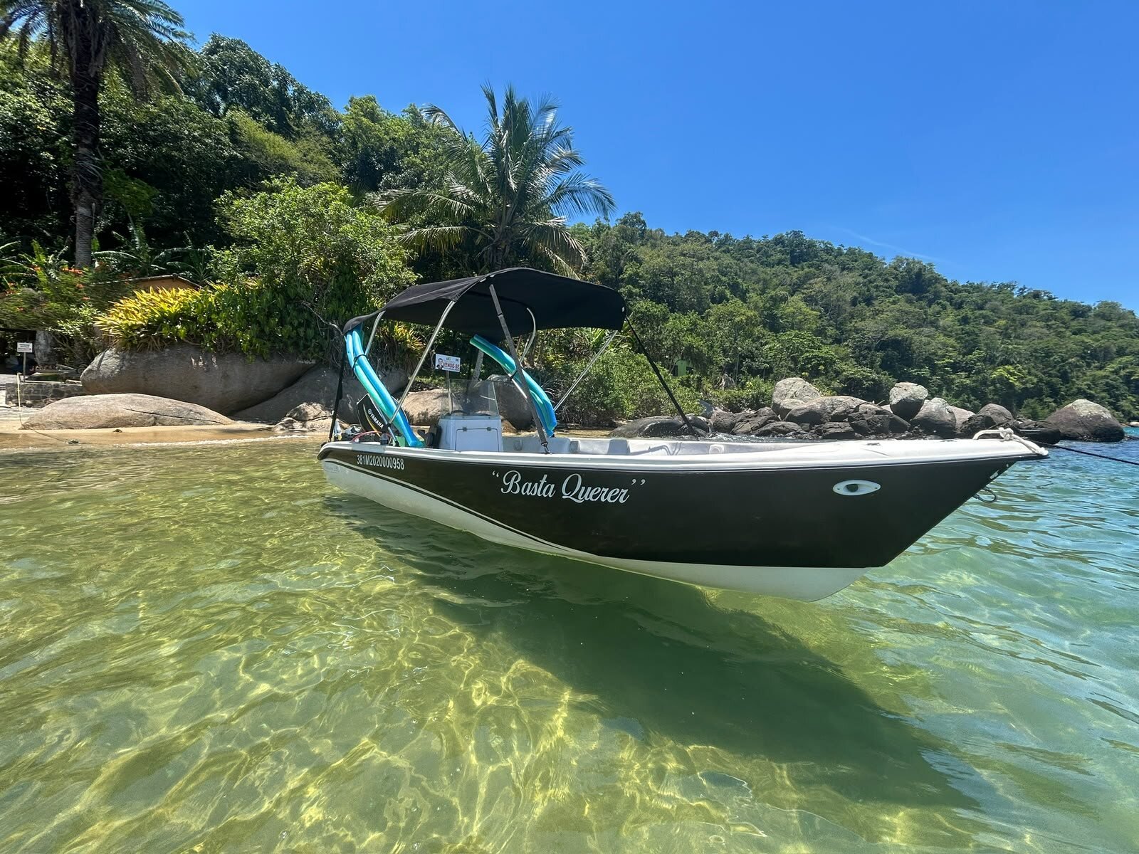 Lancha Basta Querer em praia paradisíaca
