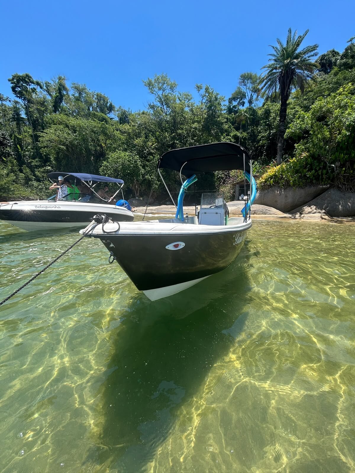 Lancha privativa em praia de Paraty