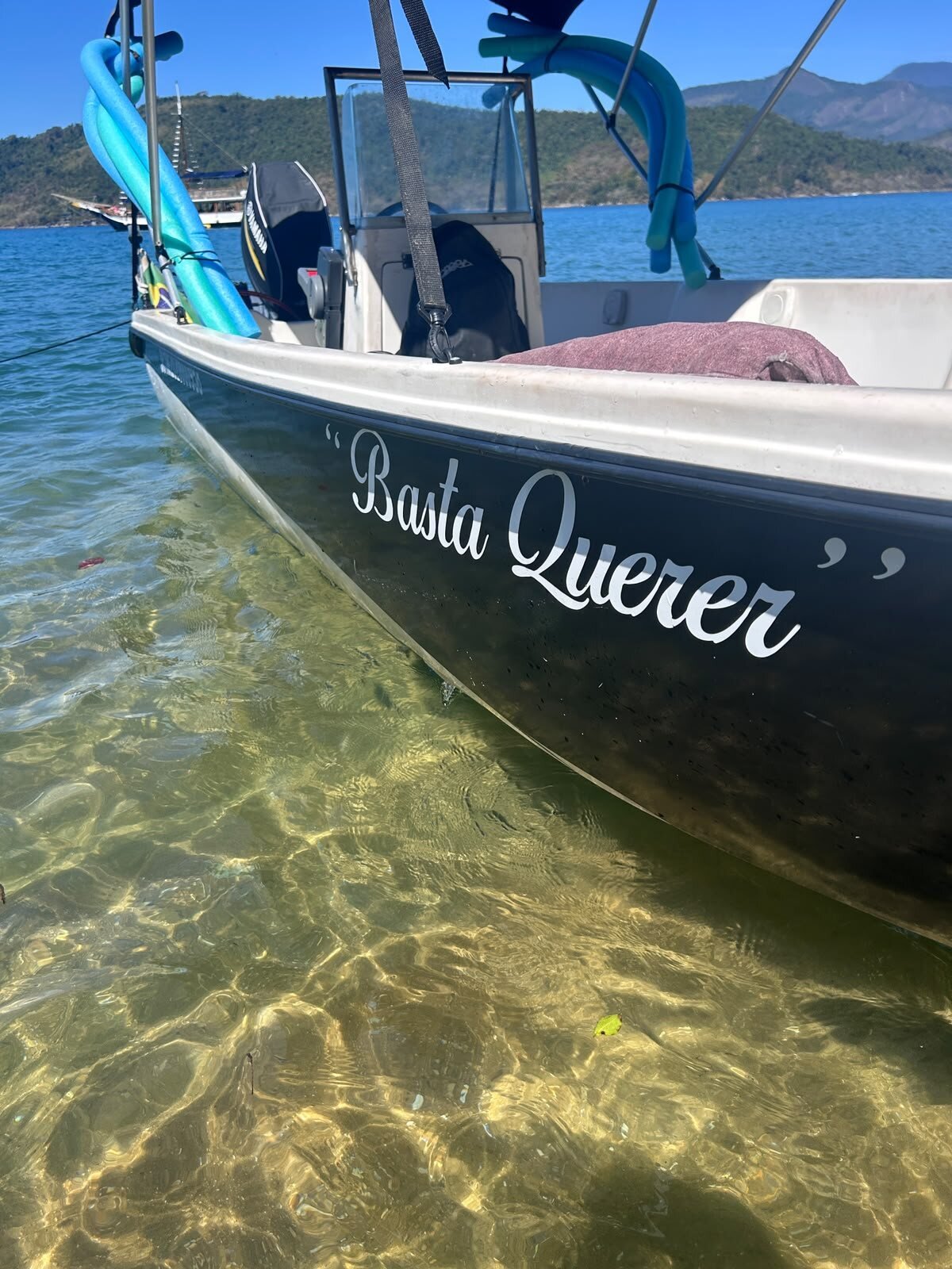 Nome Basta Querer na lateral da lancha